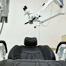 Cadeira odontol&oacute;gica em consult&oacute;rio com equipamento cl&iacute;nico suspenso